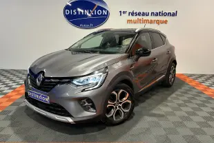 Renault Captur gris en 3/4 avant droit, avec phares LED allumés et jantes alliage distinctives.
