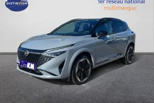 Nissan Qashqai 2025 gris céramique métal avec toit noir, vue 3/4 avant mettant en valeur sa calandre distinctive.