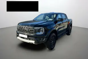 Ford Ranger Raptor noir absolu en 3/4 avant droit, avec calandre imposante et jantes alu noires tout-terrain.