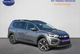 Vue 3/4 avant droit d'un Dacia Jogger gris schiste métallisé 2025 avec toit noir et jantes alliage distinctives.