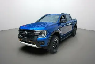 Vue 3/4 avant droit du Ford Ranger 2025 bleu lightning avec calandre noire et barres de toit argentées.