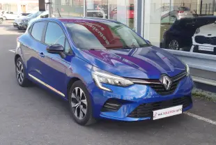 Renault Clio 1.0 SCe 65ch Evolution bleu Iron vue 3/4 avant droit, avec phares LED et jantes alliage.