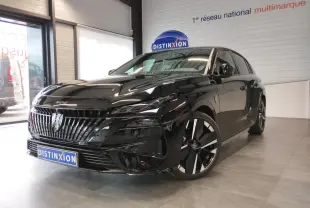 Peugeot 308 noir métal vue 3/4 avant droit en intérieur, avec calandre et jantes alliage distinctives.