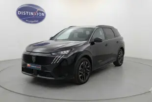 Peugeot 5008 Hybrid noir en 3/4 avant droit, avec jantes alliage 19 pouces et barres de toit visibles.