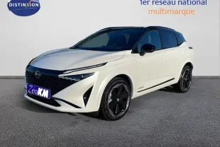 Nissan Qashqai 2025 blanc nacré avec toit noir, vue 3/4 avant droit mettant en valeur ses jantes noires et calandre distinctive.