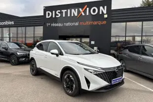 Nissan Qashqai III blanc nacré en 3/4 avant droit, avec calandre noire et jantes alliage noires distinctives.