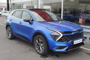 KIA SPORTAGE bleu Fusion métallisé en 3/4 avant droit, avec calandre noire et feux LED en forme de V.