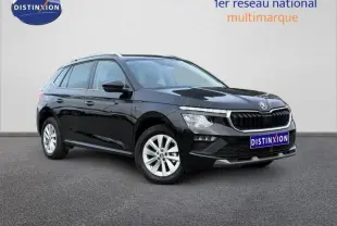 Vue 3/4 avant droite d’un Skoda Kamiq 2024 noir Magic nacré avec calandre noire et jantes argentées.