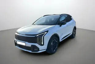 KIA Sportage 2026 blanc nacré toit noir en 3/4 avant droit avec phares LED distinctifs et jantes alu.