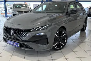 Peugeot 308 gris selenium vue 3/4 avant droit avec calandre noire brillante et jantes alliage bi-ton.