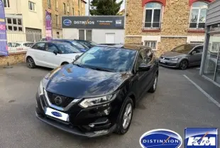 Nissan Qashqai noir métal vu en 3/4 avant droit, avec calandre V-Motion et feux LED distinctifs.