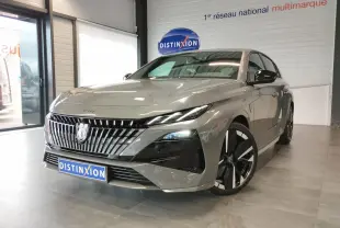 Peugeot 308 hybride gris selenium vue 3/4 avant droit, calandre verticale chromée et jantes alliage noires.