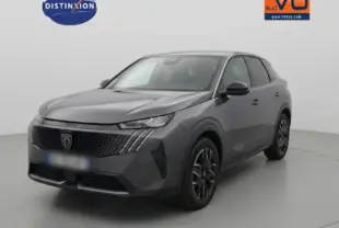 Peugeot 3008 Hybrid gris en 3/4 avant droit, avec calandre noire distinctive et jantes alliage 18 pouces.