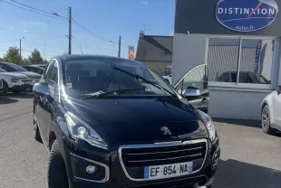 Peugeot 3008 noir vue 3/4 avant droit, phares bi-Xénon allumés, porte avant droite ouverte, stationnée devant un bâtiment.