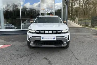 Vue avant du Dacia Duster blanc glacier 2025 avec calandre noire et projecteurs LED distinctifs.