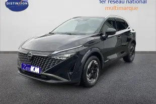 Nissan Qashqai noir perle métal en 3/4 avant droit, mettant en valeur sa calandre distinctive et ses phares LED fins.