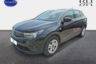 Opel Grandland noir Karbon métallisé en vue 3/4 avant droit, avec jantes alu et lignes modernes élégantes.