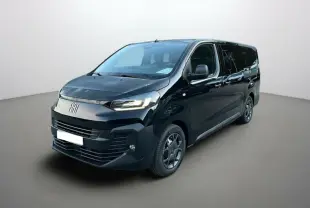 Vue 3/4 avant droite du FIAT Scudo Fourgon noir avec vitres surteintées et jantes tôle 17 pouces.