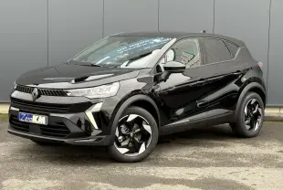 Renault Captur 2025 noir étoilé en vue 3/4 avant droit, avec jantes aluminium noires et phares LED distinctifs.