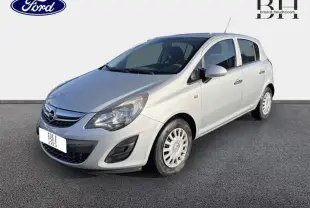 Opel Corsa gris minéral vue 3/4 avant droit, mettant en valeur sa calandre chromée et ses phares halogènes.