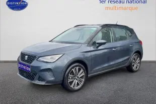 SEAT Arona gris magnétique en vue 3/4 avant droit, avec jantes 17 pouces et toit noir contrasté.