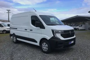 Renault Master blanc en vue 3/4 avant droit sur parking, avec calandre noire et jantes argentées.