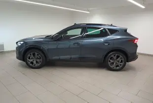 Vue de profil côté gauche du CUPRA Formentor gris magnétique 2025 avec jantes alliage noires et toit ouvrant panoramique.