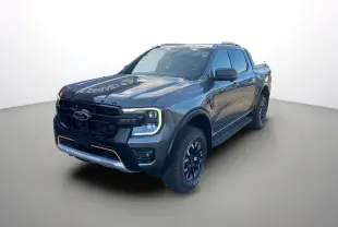Vue 3/4 avant du Ford Ranger gris carbone 2025 avec calandre noire et détails orange sur le pare-chocs.