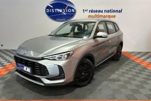 MG ZS 1.5 L Hybrid+ 2025 en Cosmic Silver, vue 3/4 avant droit avec jantes noires et calandre imposante.