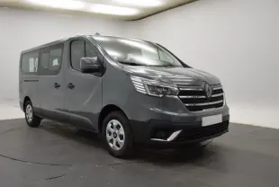 Renault Trafic Fourgon gris clair vu en 3/4 avant droit, avec calandre chromée et feux LED distinctifs.
