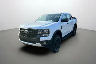 Ford Ranger blanc glacier en 3/4 avant droit avec arceaux noirs et marchepieds visibles.