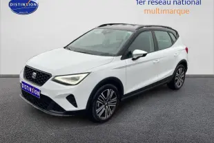 SEAT Arona blanc Nevada avec toit noir, vue 3/4 avant droit, jantes 17 pouces Urban Design visibles.