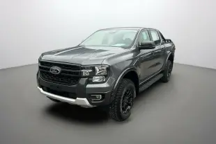 Ford Ranger gris carbone en 3/4 avant droit, avec arceaux noirs et marchepieds visibles sur fond neutre.