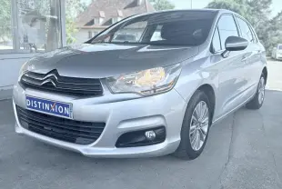 Citroën C4 gris vue 3/4 avant droit avec phares allumés et jantes alliage visibles.