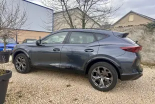 Vue de profil côté gauche du CUPRA Formentor gris 2025 avec jantes noires et toit surélevé.