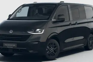 Vue 3/4 avant du Volkswagen Transporter ProCab noir métallisé avec jantes alliage noires et phares LED Matrix allumés.