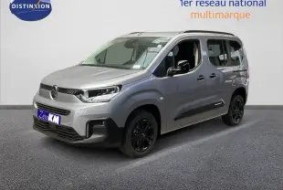 Citroën Berlingo gris Artense métal vu en 3/4 avant droit, avec jantes noires et vitres teintées.