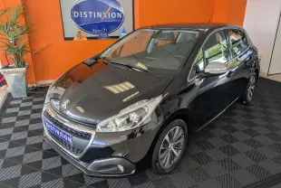 Peugeot 208 Allure noir vue 3/4 avant droit en intérieur, avec jantes alliage et rétroviseurs chromés.