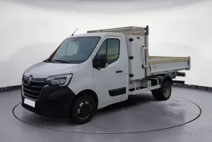 Renault Master blanc vue 3/4 avant droit avec benne et coffre arrière, véhicule utilitaire de 2022.
