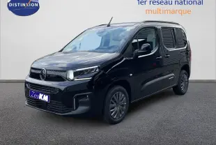 Vue 3/4 avant droite du Citroën Berlingo noir Perla Nera métal, avec calandre moderne et jantes foncées.