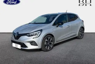 Renault Clio 1.6 E-Tech hybride gris platine vue 3/4 avant droit avec jantes alu et feux LED diurnes.