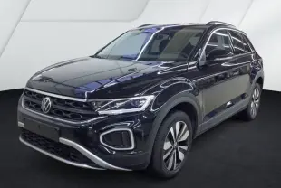 Vue 3/4 avant d'un Volkswagen T-Roc 2025 gris foncé avec calandre marquée et jantes alliage distinctives.