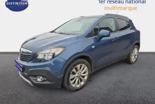 Opel Mokka bleu outremer vue 3/4 avant droit, avec jantes alu et calandre chromée sur fond neutre.