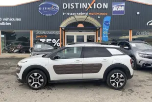 Profil côté gauche d'une Citroën C4 Cactus blanche avec Airbump marron et jantes alliage bi-ton 17 pouces.