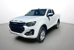 Vue 3/4 avant droite d'un Isuzu D-MAX 2.2 TD 164 Splash White avec calandre noire et jantes alu 18 pouces.