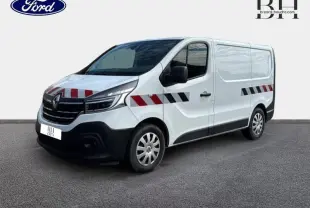 Renault Trafic Fourgon blanc glacier en 3/4 avant droit avec bandes réfléchissantes rouges et noires sur la carrosserie.