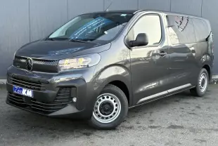 Vue 3/4 avant droit d’un Citroën Jumpy gris titane avec calandre noire et jantes acier argentées.