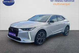 Vue 3/4 avant droite d'une DS4 2024 gris cristal nacré avec calandre noire et jantes bicolores distinctives.