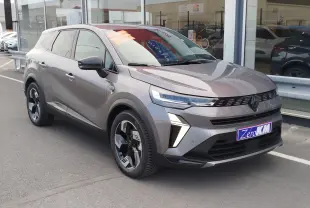Renault Symbioz gris cassiopée métal en 3/4 avant droit, avec feux LED et jantes noires distinctives.