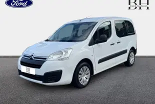 Citroën Berlingo blanc banquise vu en 3/4 avant droit avec portes latérales et enjoliveurs d'origine.